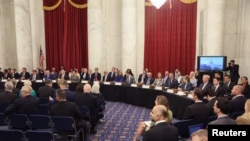 2023年9月13日，美国科技界领袖在华盛顿美国国会大厦参加由参议院多数党领袖查克·舒默主持的两党人工智能论坛。出席者包括特斯拉首席执行官埃隆·马斯克、Meta平台首席执行官马克·扎克伯格、Alphabet首席执行官桑达尔·皮查伊、OpenAI首席执行官萨姆·阿尔特曼、英伟达首席执行官黄仁勋、微软首席执行官萨蒂亚·纳德拉、IBM首席执行官阿文德·克里希纳和微软前首席执行官比尔·盖茨。