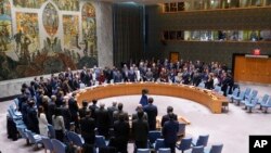 Учасники засідання Ради Безпеки під час хвилини мовчання у штаб-квартирі ООН 24 лютого 2023 р. AP Photo/Seth Wenig