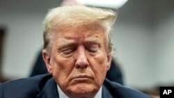 អតីតប្រធានាធិបតី​សហរដ្ឋអាមេរិកលោក Donald Trump នៅក្នុង​បន្ទប់​សវនាការ​ក្នុងពេល​សារណាបិទបញ្ចប់​សំណុំរឿង​ប្រាក់​បំបិទមាត់​ ក្នុងតុលាការព្រហ្មទណ្ឌ Manhattan ក្រុងញូវយ៉ក កាលពីថ្ងៃទី៣០ ខែឧសភា ឆ្នាំ២០២៤។ 