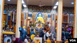 ༧གོང་ས་མཆོག་ལ་སྡེ་ཁག་གསུམ་ཐུང་མོང་གིས་བརྟན་བཞུགས་བསྟར་འབུལ་ཞུས་གནང་བ། 