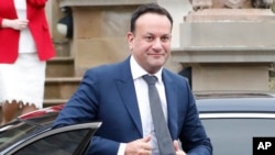 Vođa irske vlade Leo Varadkar izlazi iz svog automobila na sastanak u Belfastu, Sjeverna Irska, 5. februara 2024. Varadkar će prisustvovati godišnjem prijemu za Dan Svetog Patrika u Bijeloj kući u Washingtonu 15. marta.