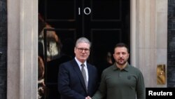 လန်ဒန်မြို့ တော်ရှိ ဒေါင်းနင်းလမ်း ဝန်ကြီးချုပ်နေအိမ်မှာ ဗြိတိန်ဝန်ကြီးချုပ် Keir Starmer နဲ့တွေ့ဆုံခဲ့တဲ့ ယူကရိန်းသမ္မတ Volodymyr Zelenskiy (ဇူလိုင် ၁၉၊ ၂၀၂၄)