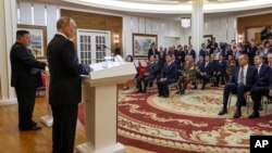 Ruski predsjednik Vladimir Putin, u prvom planu, i lider Sjeverne Koreje Kim Jong Un, lijevo, razgovaraju s medijima nakon razgovora u Pjongjangu, Sjeverna Koreja, 19. juna 2024. (Gavriil Grigorov, Sputnjik, Kremlj Pool Fotografija preko AP)