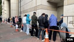 香港壹傳媒創辦人黎智英國安案1月2日踏入第4日審訊，西九龍裁判法院大樓外仍有大批市民排隊輪候旁聽席。(美國之音/湯惠芸)