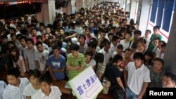 資料照：中國河南省鄭州的一個招聘會上眾多年輕人等在富士康招聘辦公室的門前接受面試。（2010年8月11日）