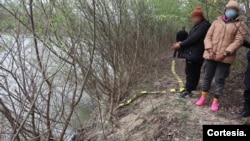 Un joven matrimonio de cubanos aparece en la fotografía tomada cuando fueron detenidos por las autoridades rumanas. [Foto: Cortesía de la Policía de Rumanía]