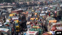 د نومبر د وړومبۍ نېټې پس هره ورځ د پېښور پوليس د بورډ تاج اباد سيمه کې ناکه بندي کوي، په لاره په ګاډو کې او د پياده تلونکو کارډونه ګوري، پوليس وايي چې کوم کډوال قانوني اسناد لري هغه پريږدي او چې چا سره قانوني اسناد نه وي هغه نيول کيږي