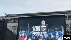 當地時間2024年3月15日反對現任菲佐政府的集會，電子屏上的宣傳畫中人物為現任總理菲佐，布拉迪斯拉發的自由廣場（Námestie Slo-body）(美國之音楊 樂天)