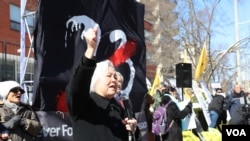 支持中國民運會會長吳溫溫女士在現在發表演說。 （美國之音 張真瑜）