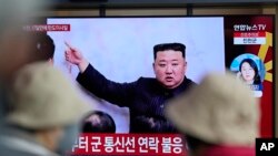 Una pantalla muestra una imagen de archivo del gobernante norcoreano Kim Jong Un en un noticiero que informa sobre el reciente lanzamiento de un misil norcoreano el jueves 13 de abril de 2023, en la Estación Ferroviaria de Seúl, Corea del Sur. 