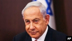 El primer ministro israelí Benjamin Netanyahu preside una reunión de su gabinete el domingo 2 de abril de 2023, en Jerusalén. (Ronen Zvulun/Foto compartida vía AP)