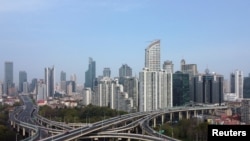 Una vista aérea muestra carreteras y edificios en medio de un bloqueo para contener la propagación de la enfermedad del coronavirus (COVID-19) en Shanghai, China, el 30 de marzo de 2022. Fotografía tomada con un dron.