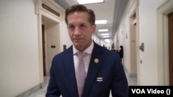 Конгресмен-республіканець Річ Маккормік, розмовляє із журналісткою Голосу Америки, Катериною Лісуновою.