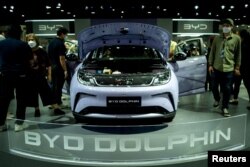 FILE: Pameran mobil BYD Dolphin EV di Bangkok International Motor Show ke-44 di Bangkok, Thailand, 23 Maret 2023. (REUTERS/Athit Perawongmetha)