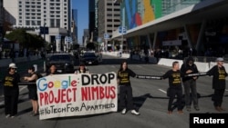 Para aktivis lokal dan pekerja teknologi memprotes kontrak Project Nimbus Google dan Amazon dengan militer dan pemerintah Israel, di luar Konferensi Google Cloud Next di San Francisco, California (foto: dok).