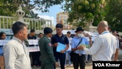 សហជីពសណ្ឋាគារកាំបូឌីយ៉ាណា និងសណ្ឋាគារសូហ្វីតែលភ្នំពេញ ឈរក្បែររបងក្រសួងការងារត្រៀមដាក់ញត្តិនាព្រឹកថ្ងៃទី២៥ ខែមេសា ឆ្នាំ២០២៤។ (មាស ដា/វីអូអេ)