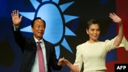 郭台銘（左）在台北的記者會上宣布與資深演員賴佩霞搭檔角逐2024台灣總統大選。（2023年9月14日）