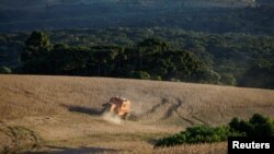 ARCHIVO - La soja se cosecha en un campo en Ponta Grossa, estado de Paraná, Brasil, 25 de abril de 2023.
