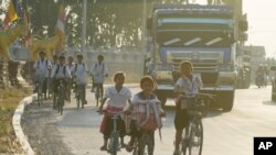 រូបឯកសារ៖ សិស្សានុសិស្សជិះកង់លើដងផ្លូវ ក្រោយចេញពីរៀន​នៅ​ជាយរាជធានីភ្នំពេញ កាលពីថ្ងៃទី១៤ ខែកុម្ភៈ ឆ្នាំ២០២៤។