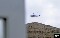 Na ovoj fotografiji koju je objavila Islamska republika novinska agencija IRNA 19. maja 2024, prikazuje se helikopter u kojem se nalazi iranski predsjednik Ebrahim Raisi kako polijeće na iransku granicu s Azerbejdžanom nakon otvaranja brane Qiz Qalasi, u Arasu.
