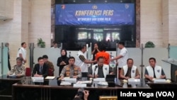 Direktorat Tindak Pidana Siber Bareskrim Polri menggelar konferensi pers yang mengungkapkan kasus peretasan kartu kredit di Jepang yang dilakukan oleh dua orang tersangka berasal dari Indonesia pada Selasa (8/8) di Mabes Polri, Jakarta. (VOA/Indra Yoga)