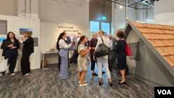 ទិដ្ឋភាពនៅក្នុងកន្លែងតាំងពិព័រណ៍ «The Roof» នៃសាលសម្រាប់ប្រទេសអ៊ុយក្រែន ក្នុងអំឡុងសន្និសីទអង្គការសហប្រជាជាតិស្តីពីការប្រែប្រួលអាកាសធាតុលើកទី២៨ ឬ COP28 នៅទីក្រុងឌូបៃ ប្រទេសអេមីរ៉ាតអារ៉ាប់រួម កាលពីថ្ងៃទី៥ ខែធ្នូ ឆ្នាំ២០២៣។