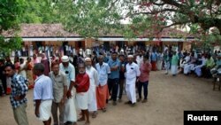 صفوف رای‌دهندگان در یک مرکز رای‌دهی در هند