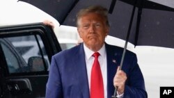 Donald Tramp na aerodromu u Vašingtonu posle pojavljivanja na sudu gde je negirao krivicu za pokušaj poništavanja izbora