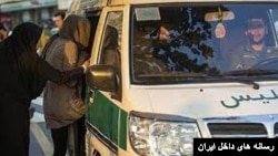 گشت ارشاد و سرکوب زنان به بهانه حجاب اجباری. آرشیو
