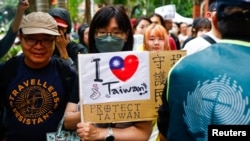 台湾民众聚集在台北的立法院外，一名女子手举支持台湾的标语。(2024年5月24日)