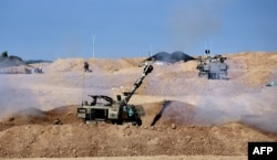 Izraelsa artiljerija ispaljuje hice ka palestinskoj enklavi u Pojasu Gaze, nedaleko od izraelskog trada Sderot, 14. oktobra 2023.