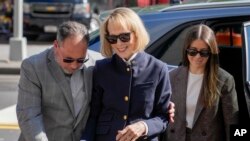 E. Jean Carroll duke mbërritur në gjykatën federale të Manhatanit (1 maj 2023)/AP