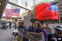 台灣總統蔡英文的支持者等候在她在洛杉磯下榻的酒店外。 （2023年4月4日）