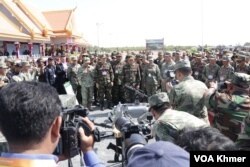 ថ្នាក់ដឹកនាំនិងកងកម្លាំងដើរចិន​និ​កម្ពុជា​ពិនិត្យ​មើលអាវុធដែល​ត្រូវបាន​ដាក់តាំងក្នុងពិធីបើកសមយុទ្ធ «នាគមាស» ដែលធ្វើឡើងក្នុងខេត្តកំពង់ឆ្នាំង នាថ្ងៃទី១៦ ខែឧសភា ឆ្នាំ២០២៤ ។ (ស៊ុន ណារិន/វីអូអេ)