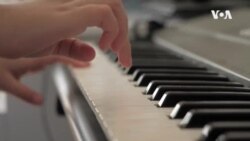 Американски филантроп гради домови за раселените Украинци