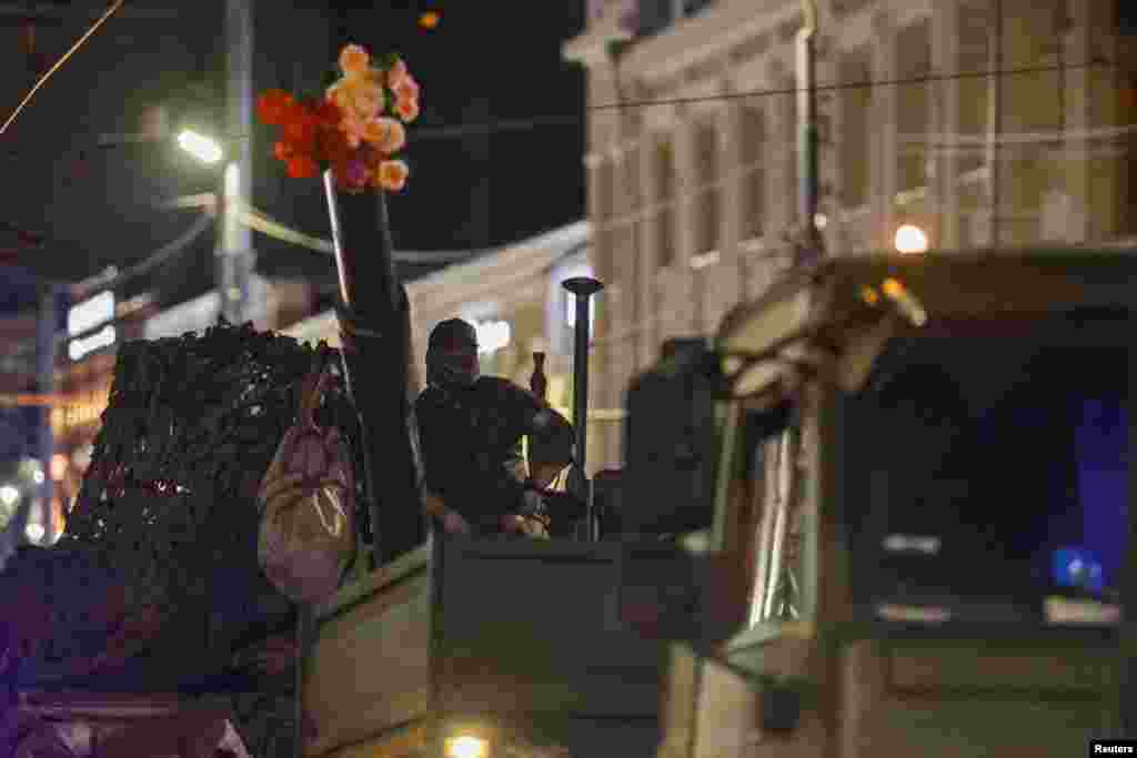 24 Haziran 2023 - Rusya'nın Ukrayna işgalinde Rus askerlerle aynı safta yer alan özel paralı asker grubu Wagner, Rusya Savunma Bakanlığı'yla yaşanan gerginlik nedeniyle başlattığı protestoyu sonlandırarak Rostov-on-Don'da, kuşatma altına aldıkları askeri üsten ayrıldı.