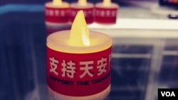 在港版國安法下，香港有前區議員派發電子蠟燭，希望喚起港人的六四記憶。 （高鋒攝）