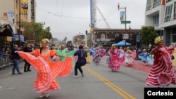 Un grupo de nicaragüenses participa en el Carnaval de San Francisco, en California en mayo de 2023. Cortesía. 