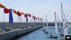 资料照片：2022年1月9日，中国外交部长王毅访问斯里兰卡科伦坡期间，中国资助的填海港口城项目竖起了中国和斯里兰卡的国旗。（美联社照片）
