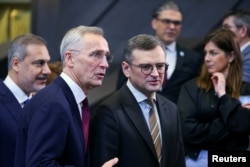 Menteri Luar Negeri Ukraina Dmytro Kuleba dan Sekretaris Jenderal NATO Jens Stoltenberg di markas besar Aliansi di Brussels, 4 April 2024. (Foto: Reuters)