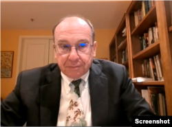 中国美国商会政策委员会主席罗斯（Lester Ross）(中国美国商会视讯记者会截图)