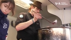 Американський «Майстер-шеф» Ноа Сімс годує жителів Бучі борщем. Відео