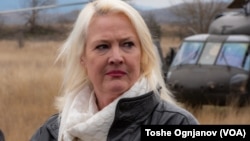 Стојам зад тоа што го кажав пред некој ден и сметам дека е вистина, вели американската амбасадорка откако изјави дека повеќе од едно лице од земјава ќе се најдат на т.н. црна листа на САД за корупција