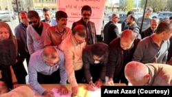 دیمەنی هەڵمەتی کۆکردنەوەی واژۆ دژ بە پرۆژەی هەژماری من لە سلێمانی.