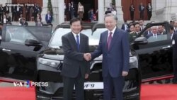 Chủ tịch Tô Lâm lái xe VinFast chở lãnh đạo Lào khi tới thăm Viêng Chăn