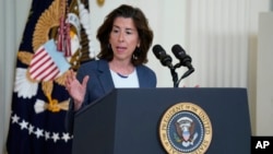 2023年6月26日，美國商務部長雷蒙多在華盛頓白宮東廳舉行的關於高速互聯網基礎設施的活動中發表講話。（美聯社照片）