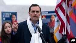 美国国会众议院美国与中共战略竞争特设委员会主席麦克·加拉格尔在2023年3月10日中国驻华盛顿大使馆外的集会上抨击中国在西藏的人权纪录。