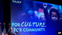 រូបឯកសារ៖ ប្រធានាធិបតី​សហរដ្ឋអាមេរិក​លោក Joe Biden ថ្លែង​នៅ​សារមន្ទីជាតិប្រវត្តិសាស្ត្រនិងវប្បធម៌ពលរដ្ឋអាមេរិកាំងដើមកំណើតអាហ្វ្រិក នៅ​រដ្ឋធានី​វ៉ាស៊ីនតោន កាលពីថ្ងៃទី ១៧ ខែឧសភា ឆ្នាំ​២០២៤។