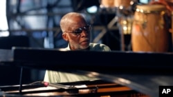 احمد جمال در ۹۲ سالگی درگذشت. 