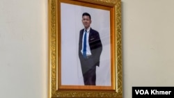 រូបថតរបស់លោក ចាន់ ឧត្តម ត្រូវបានដាក់ព្យួរនឹងជញ្ជាំងនៅក្នុងផ្ទះ ក្នុងស្រុកកោះធំ ខេត្តកណ្តាល កាលពីថ្ងៃទី១១ ខែតុលា ឆ្នាំ២០២៣។ (ស៊ឹម ចាន់សំណាង/វីអូអេ)